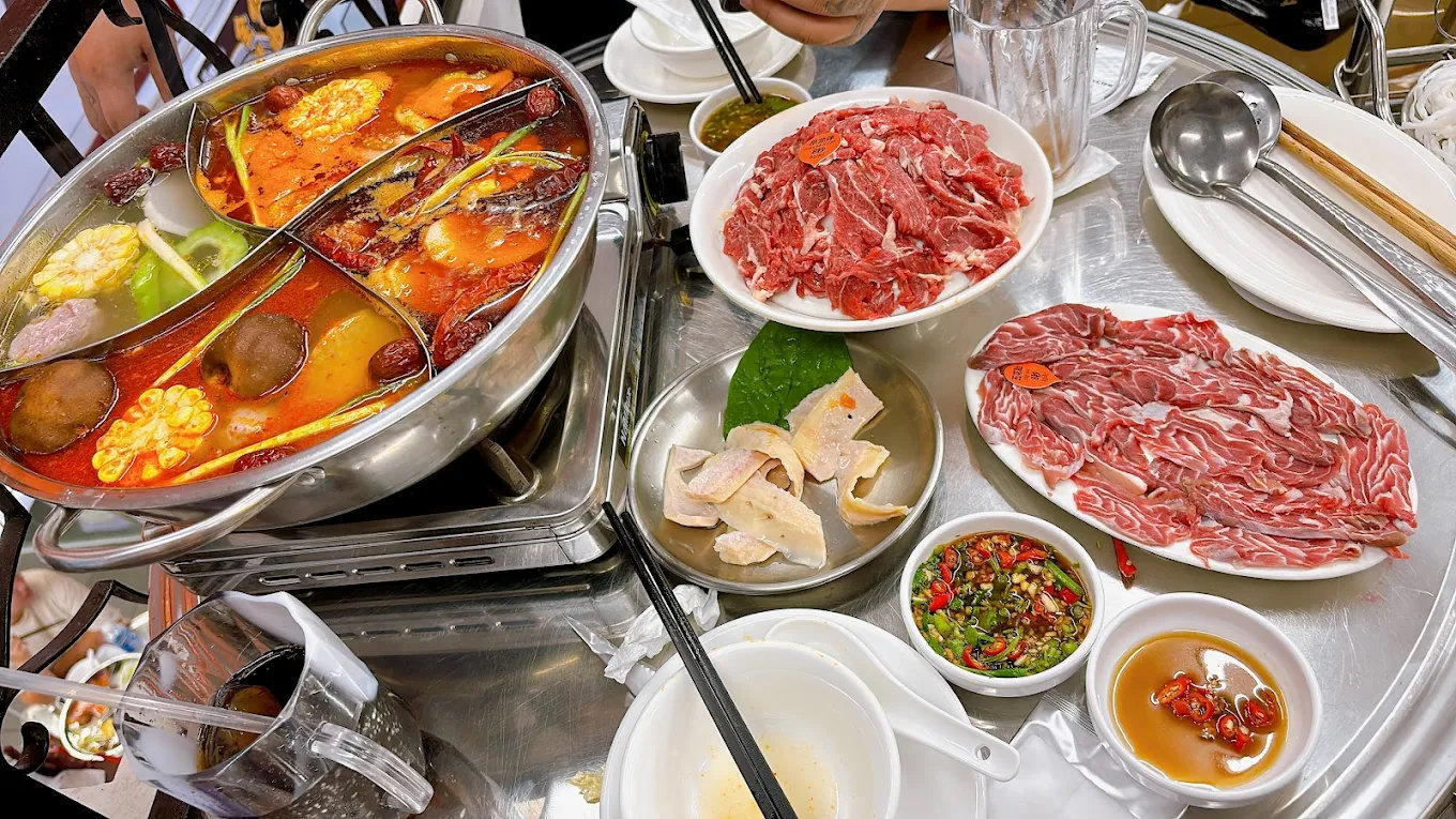 WangHeNiu nổi tiếng với hương vị lẩu chuẩn Trung Hoa, cùng các phần thịt tươi hấp dẫn